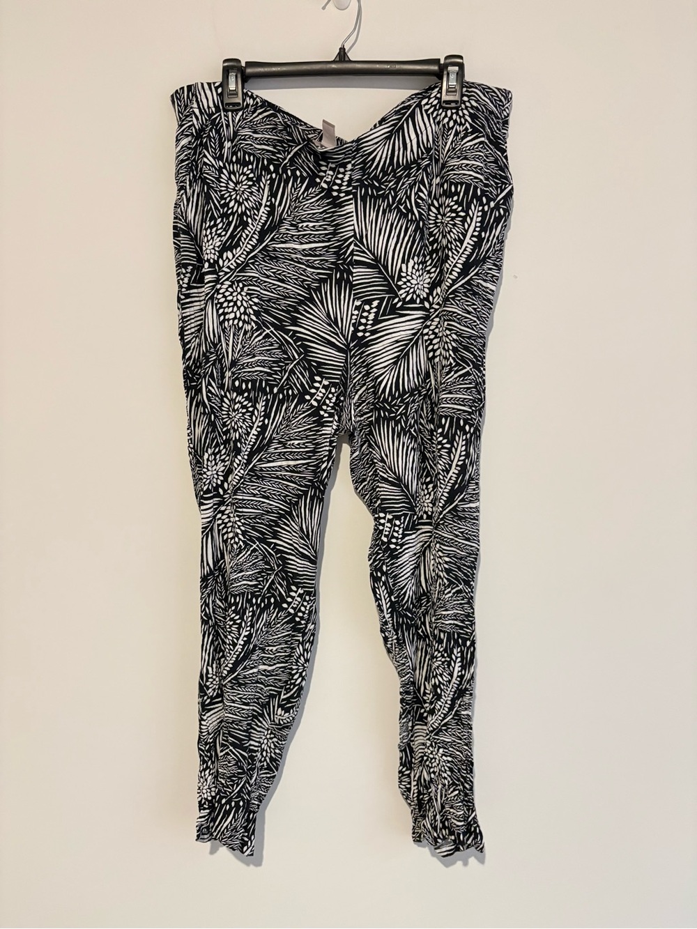 Chico’s geometric floral pull on ankle pants black white size 3